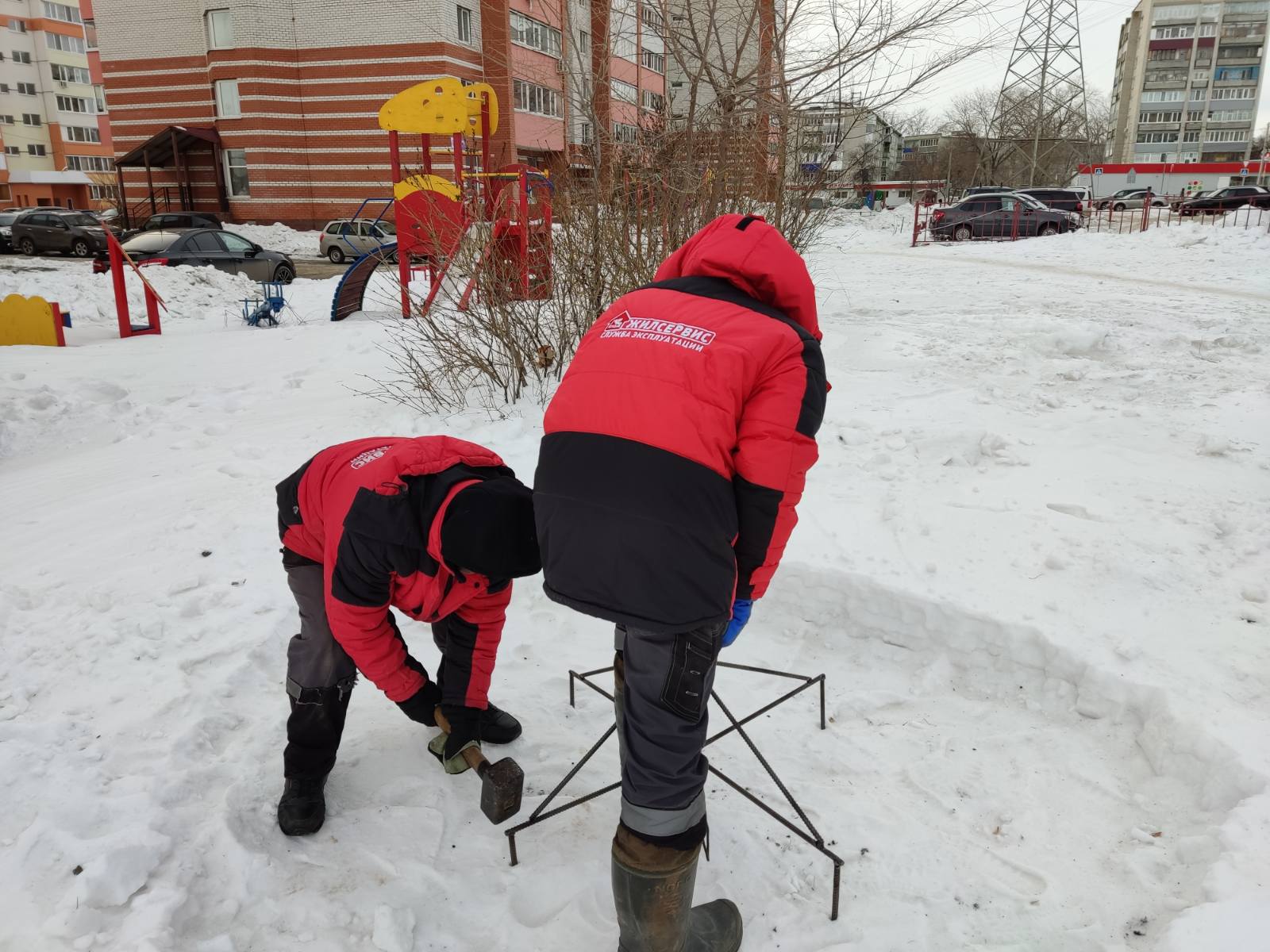 Установка опор под новогодние ели во дворах