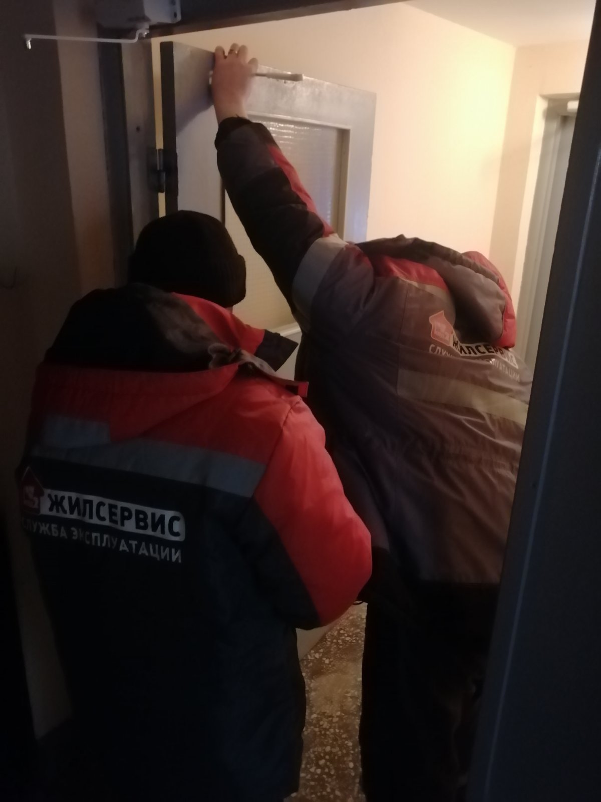 Установка доводчика на тамбурную дверь д. 23 по ул. Нахимова