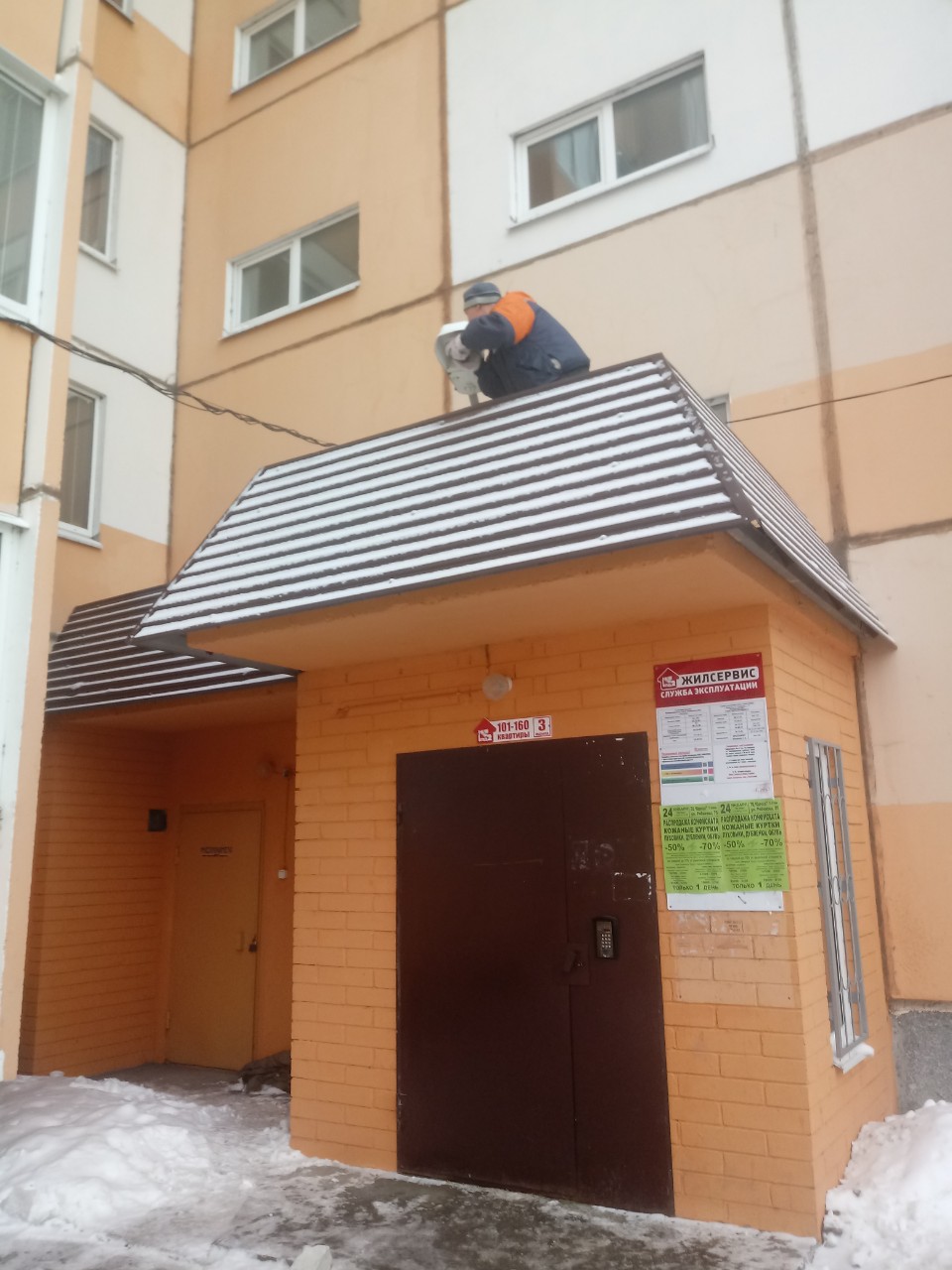 Замена уличных светильников на входах в подъезды
