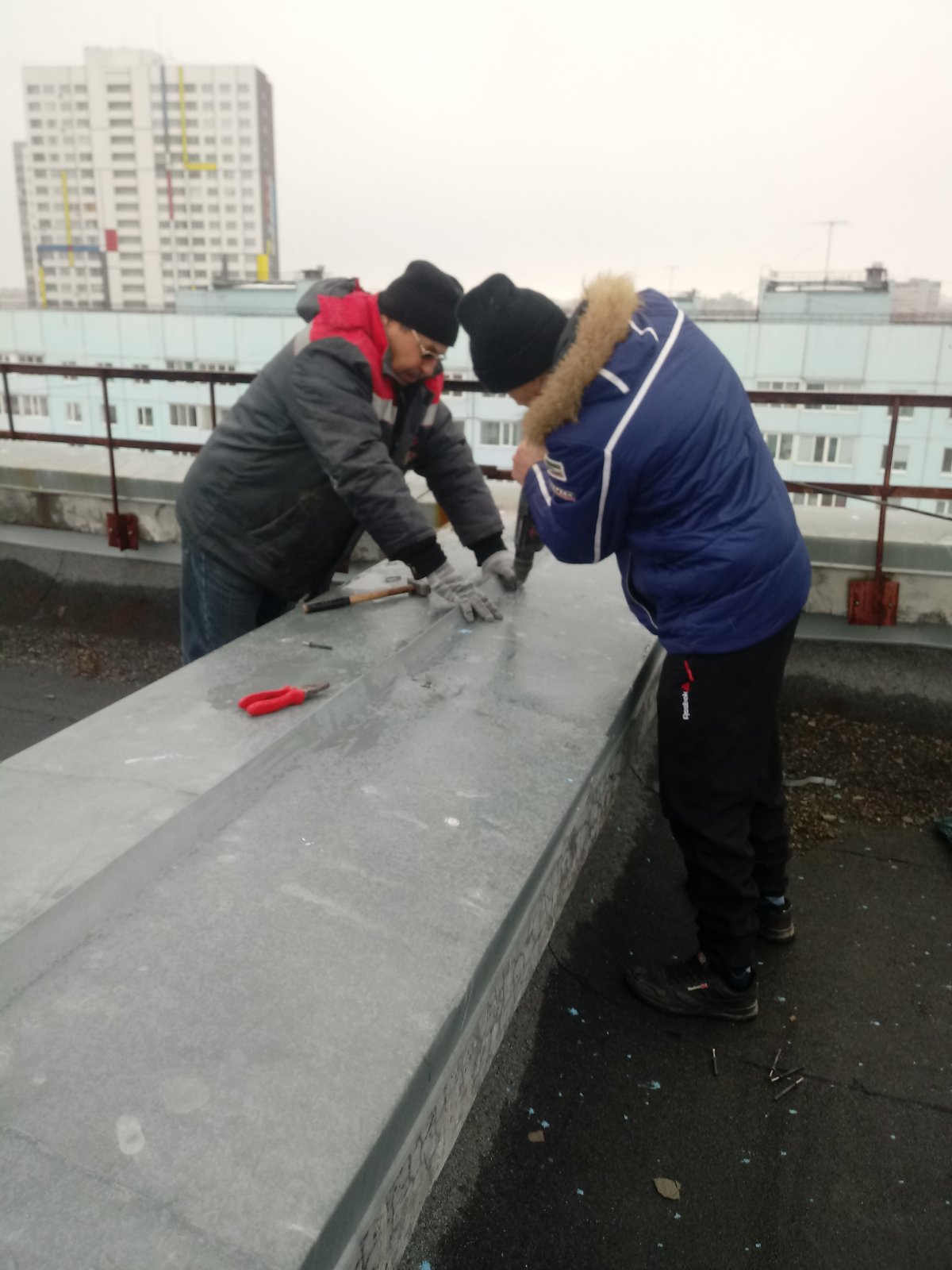 Дополнительное крепление фартука парапета на кровле