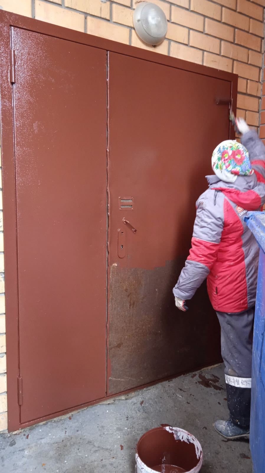 Покраска входных дверей