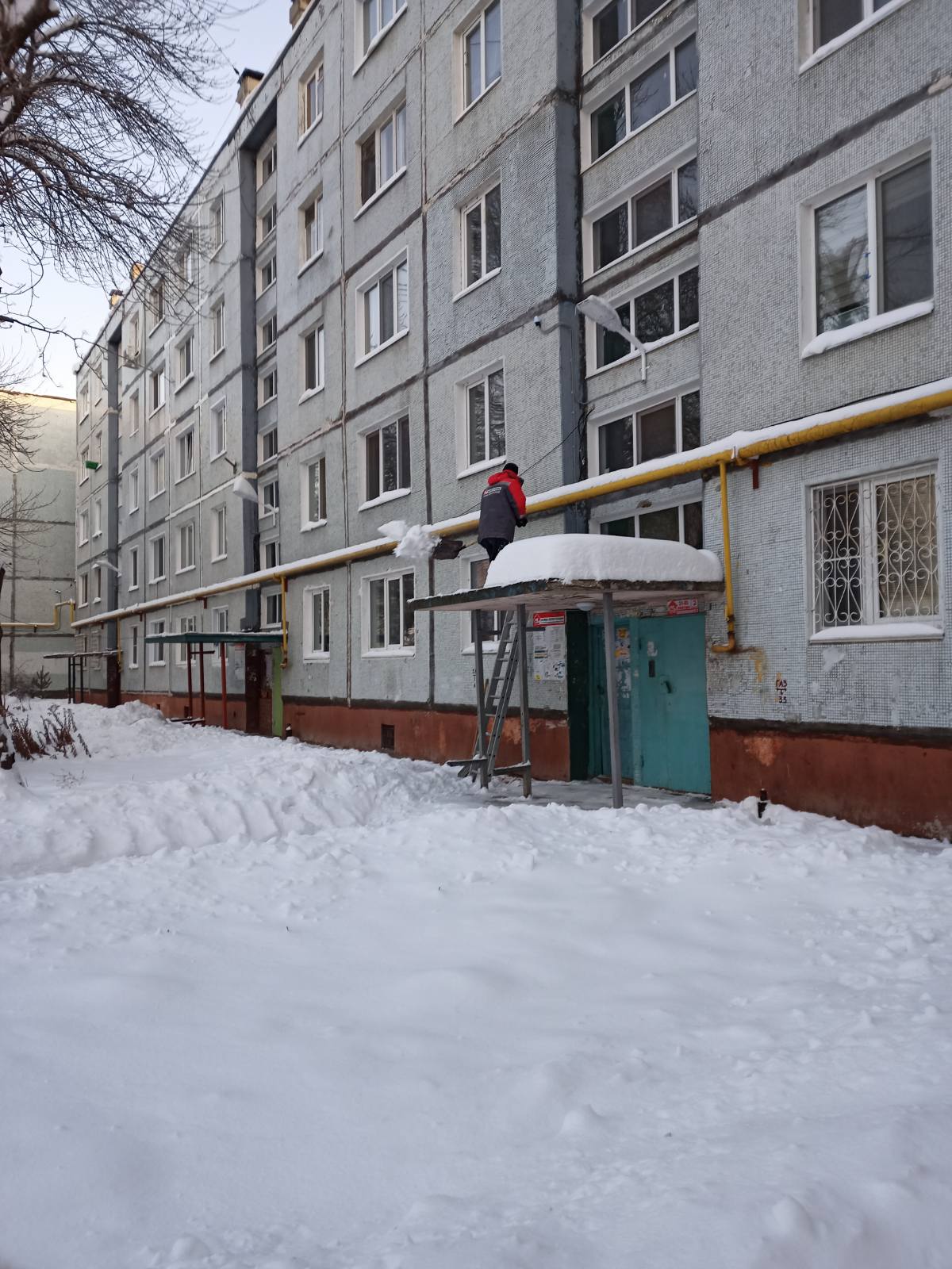 Очистка от снега кровли входов в подъезды
