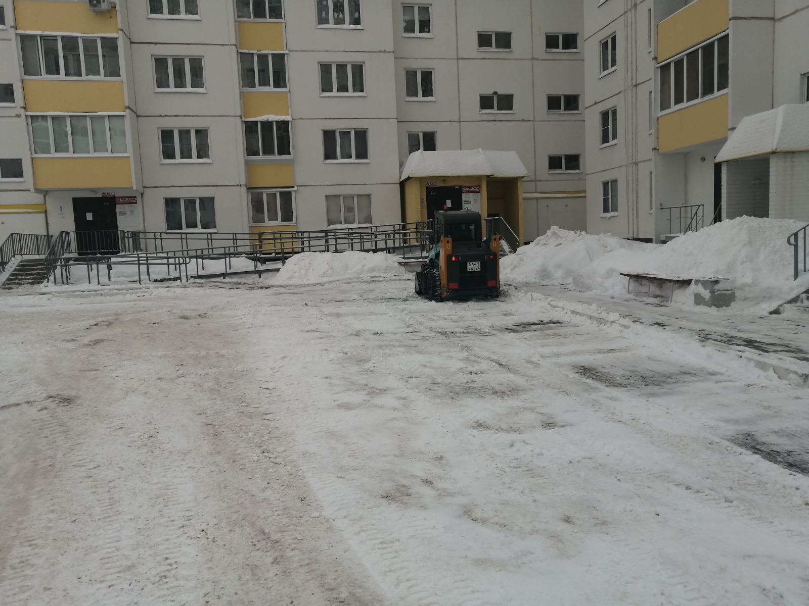 Уборка на участке "Левый берег"