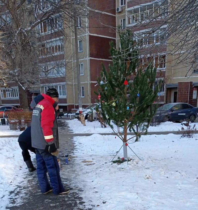 Установка новогодних елей в наших дворах