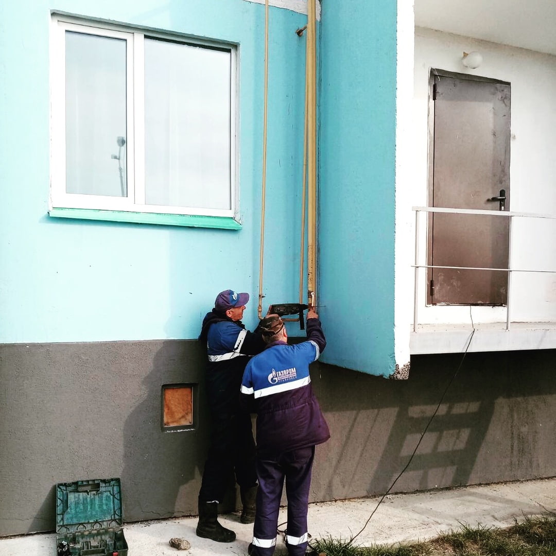 Закрепление газопровода к фасаду