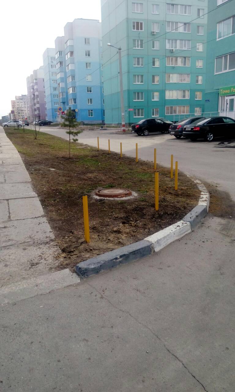 Столбы-ограничители зеленой зоны на бульваре Архитекторов
