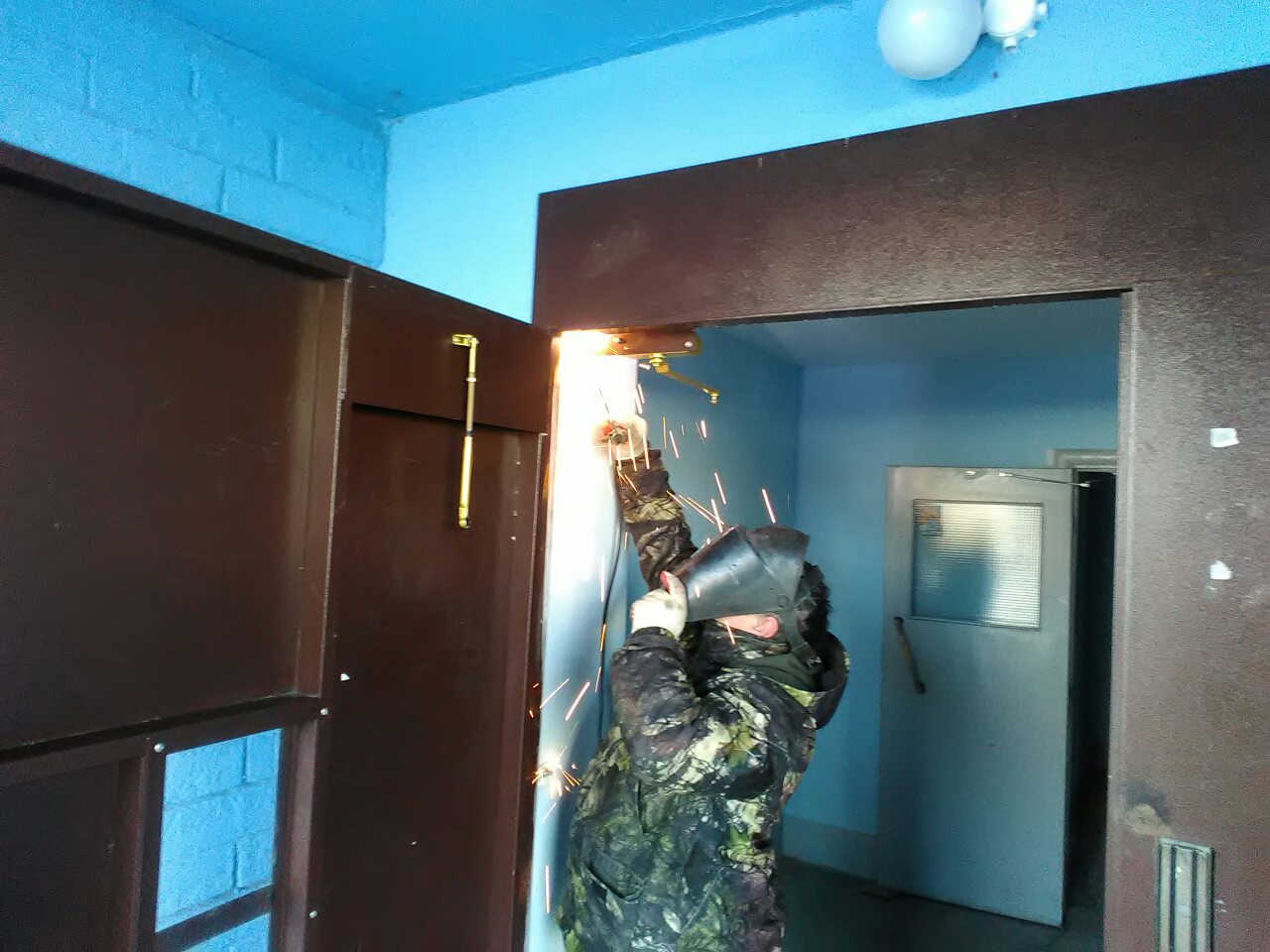 Ремонт дверного доводчика