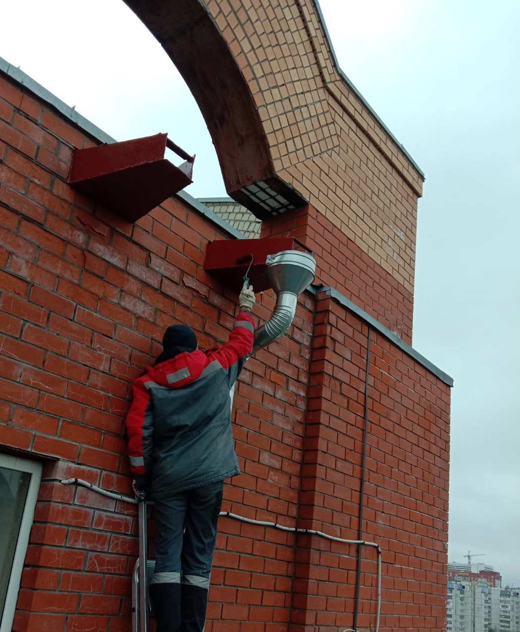 Покраска водоотводящих лотков