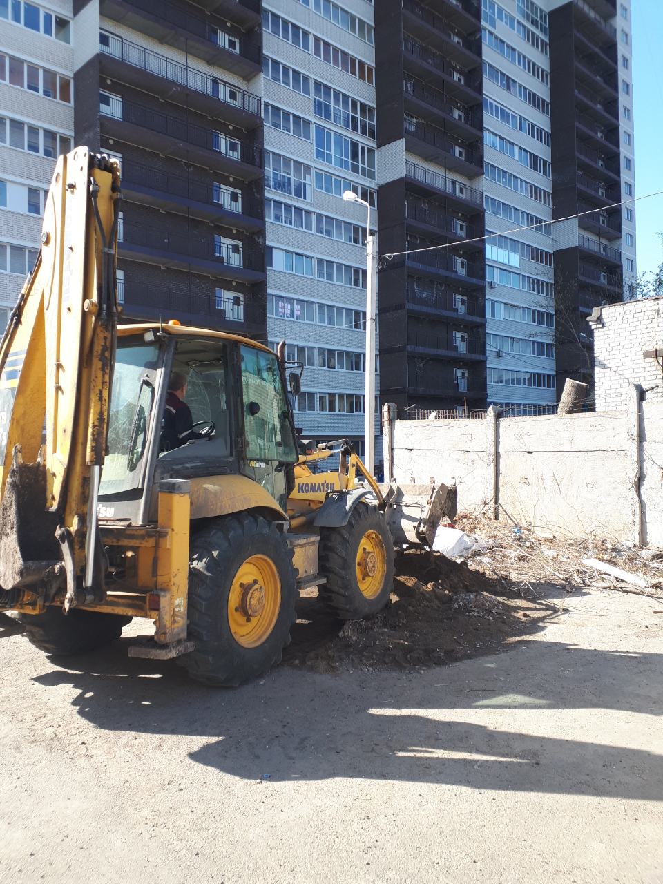 Уборка во дворе д. 148А по ул. Радищева