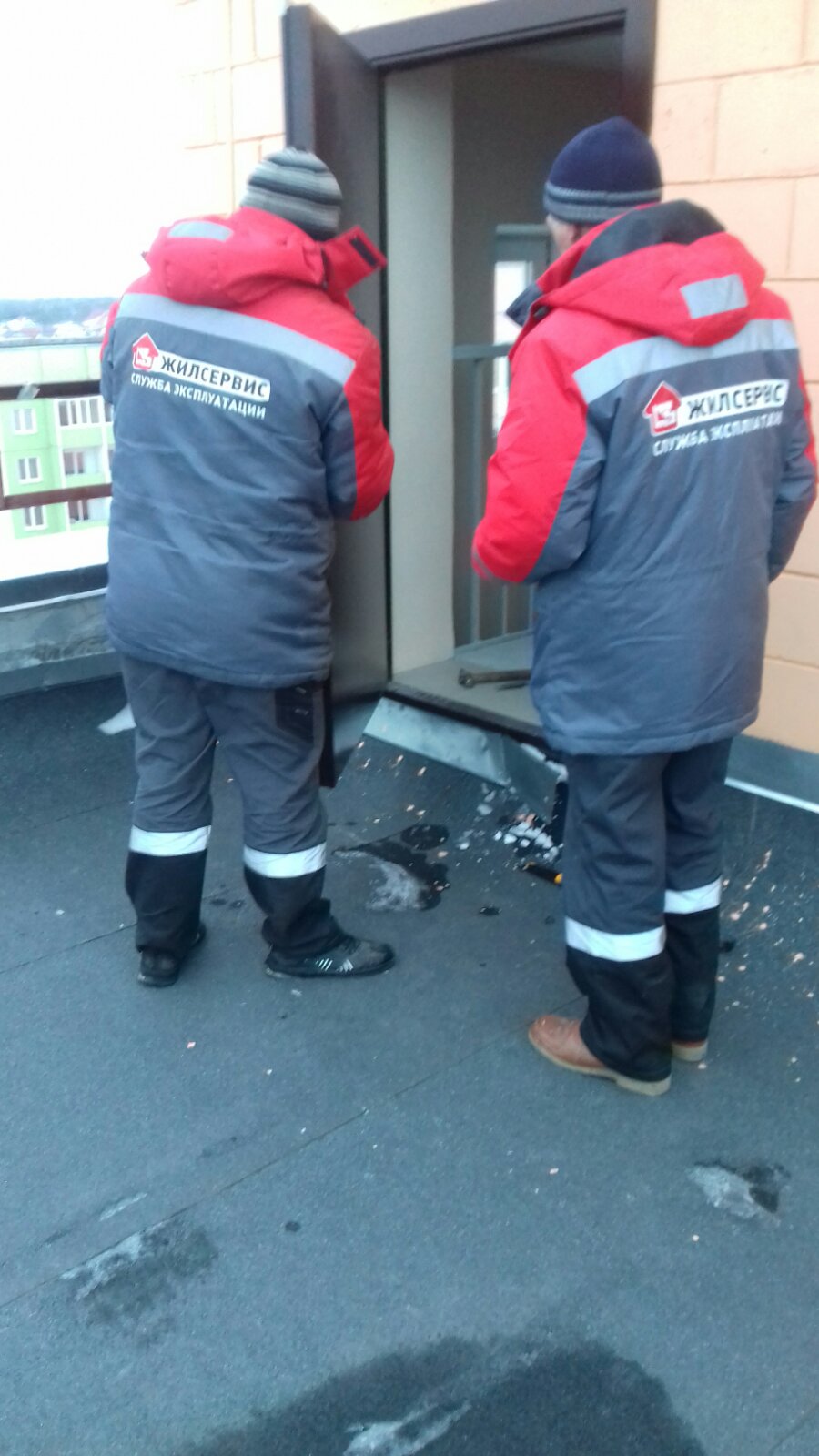 Замена замка выхода на кровлю