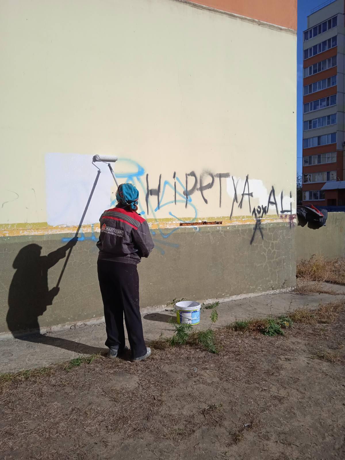 Вандальные надписи на фасаде