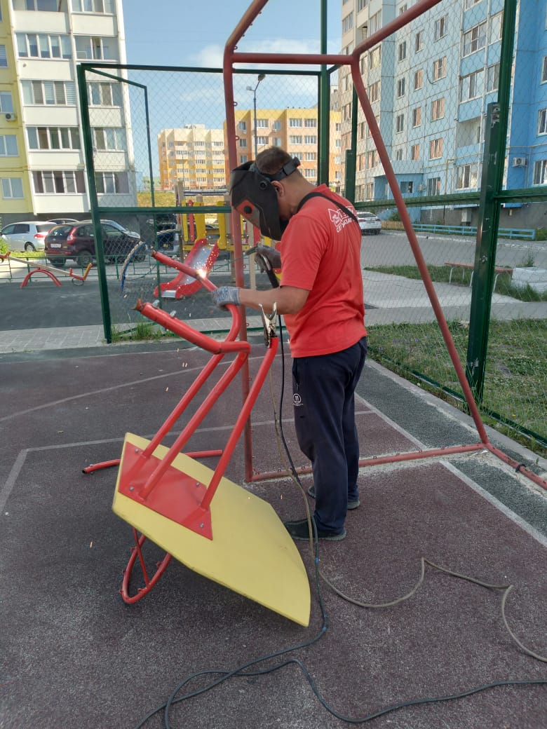 Здорово, когда во дворе есть современное спортивное оборудование