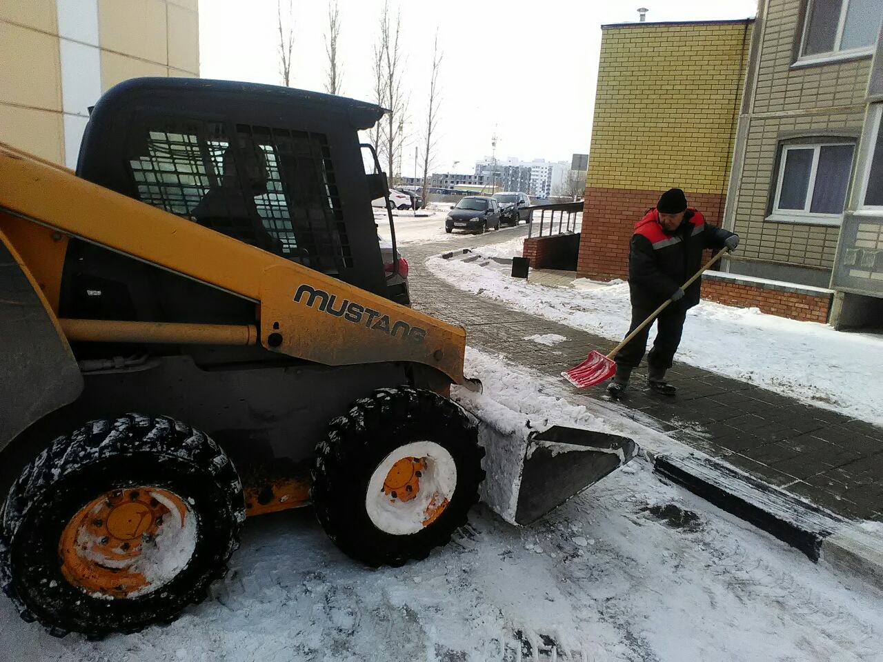 Уборка на придомовых территориях участка «Левый берег»