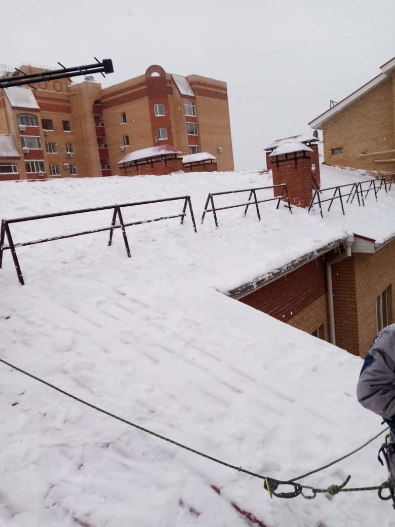 Уборка снега с крыш домов