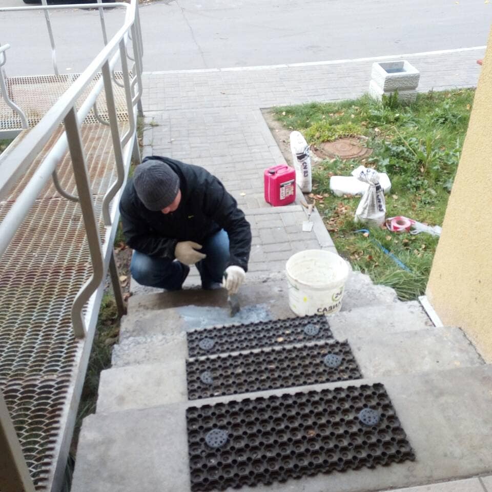 Ремонт ступеней крыльца подъездов