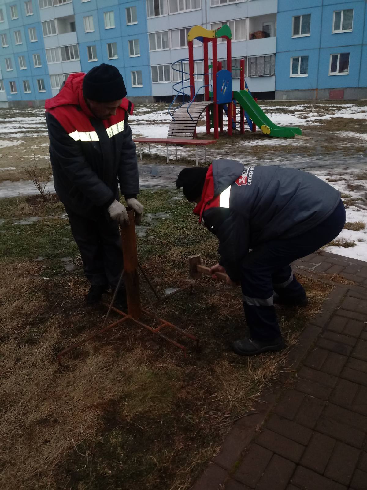 Установка опор под новогодние ели 
