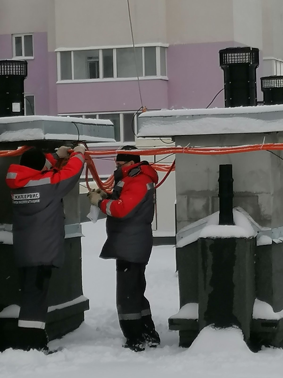 Крепление кабелей питания вентиляции