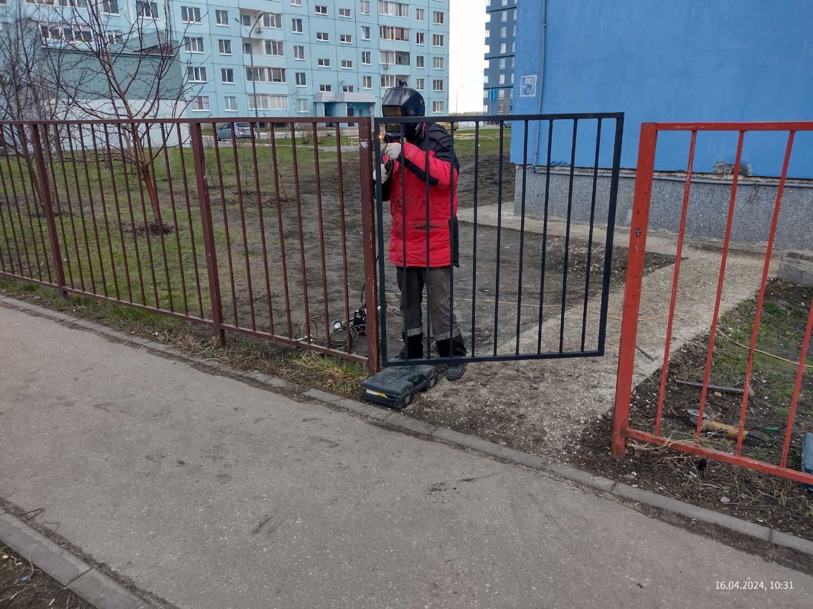 Новые секции ограждения и калитка