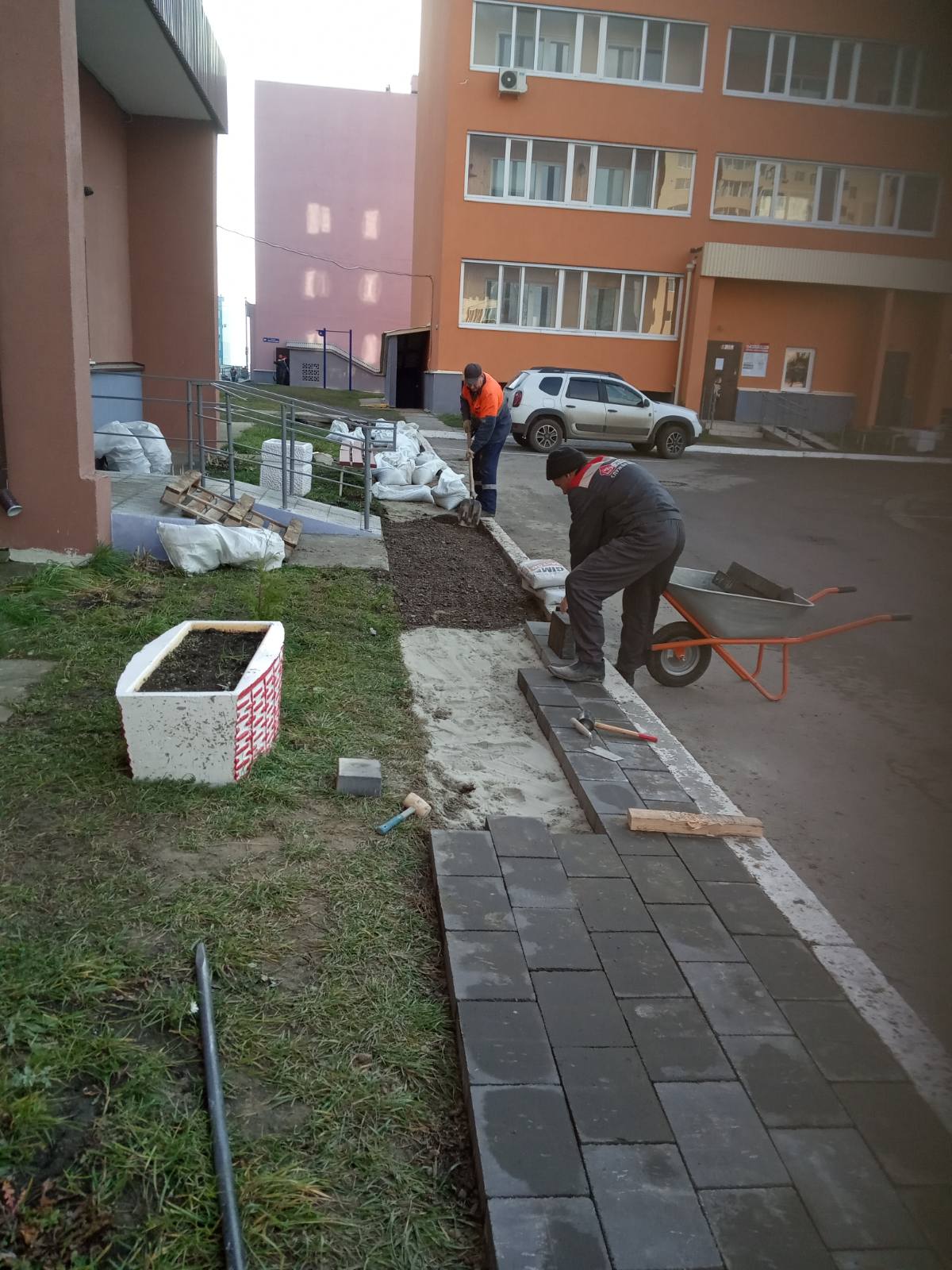 Укладка новой тротуарной плитки