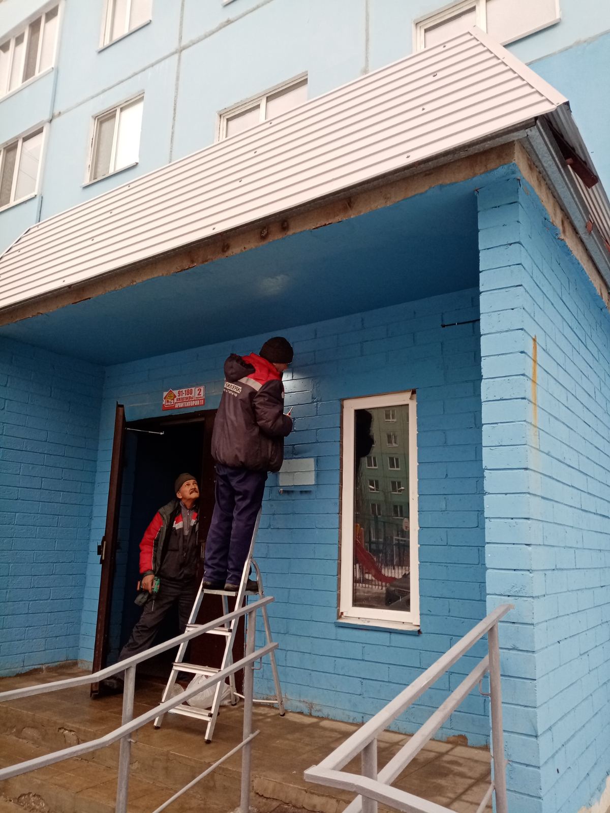 Монтаж новых светильников у входа в подъезд