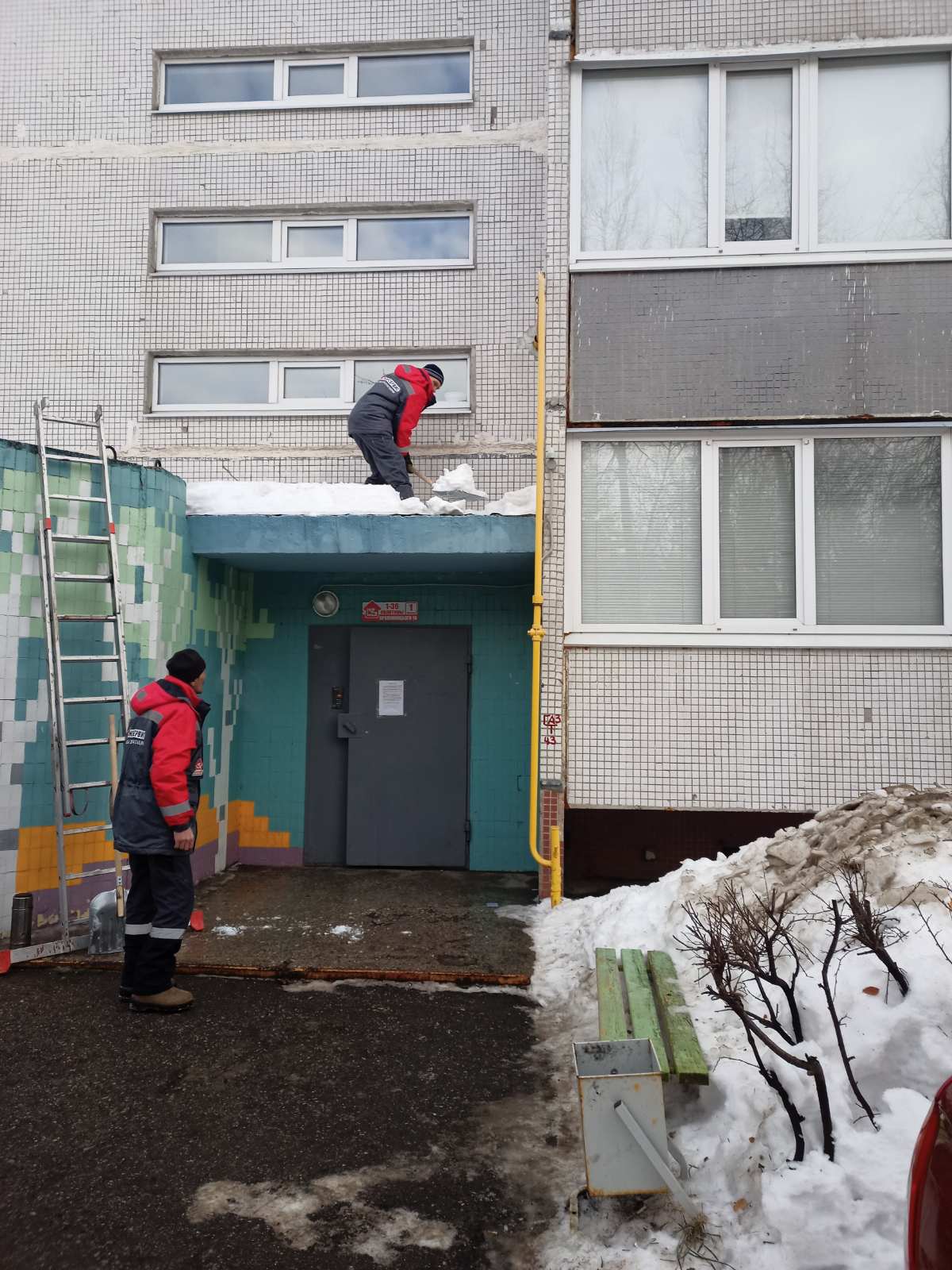 Уборка снега с крыш и кровель зданий