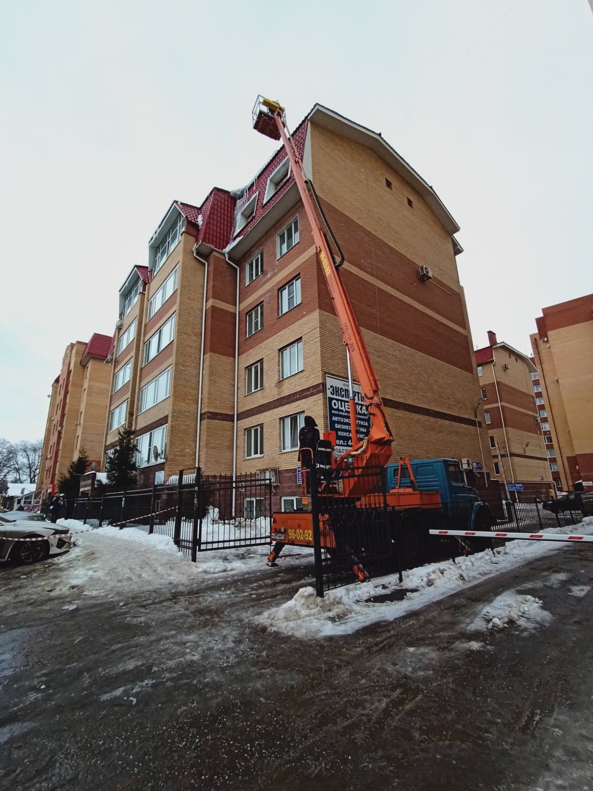 Очистка от наледи скатов кровли и наружных водостоков
