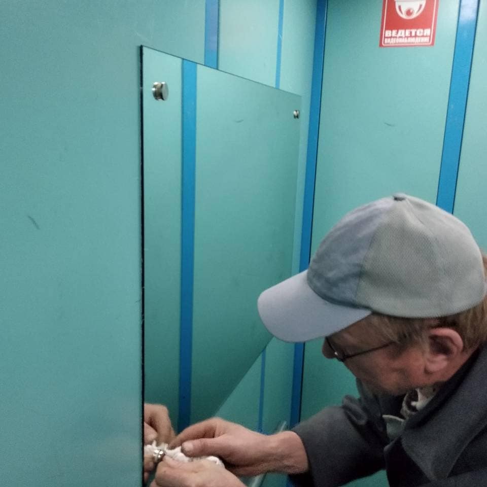 Монтаж зеркал в лифтах