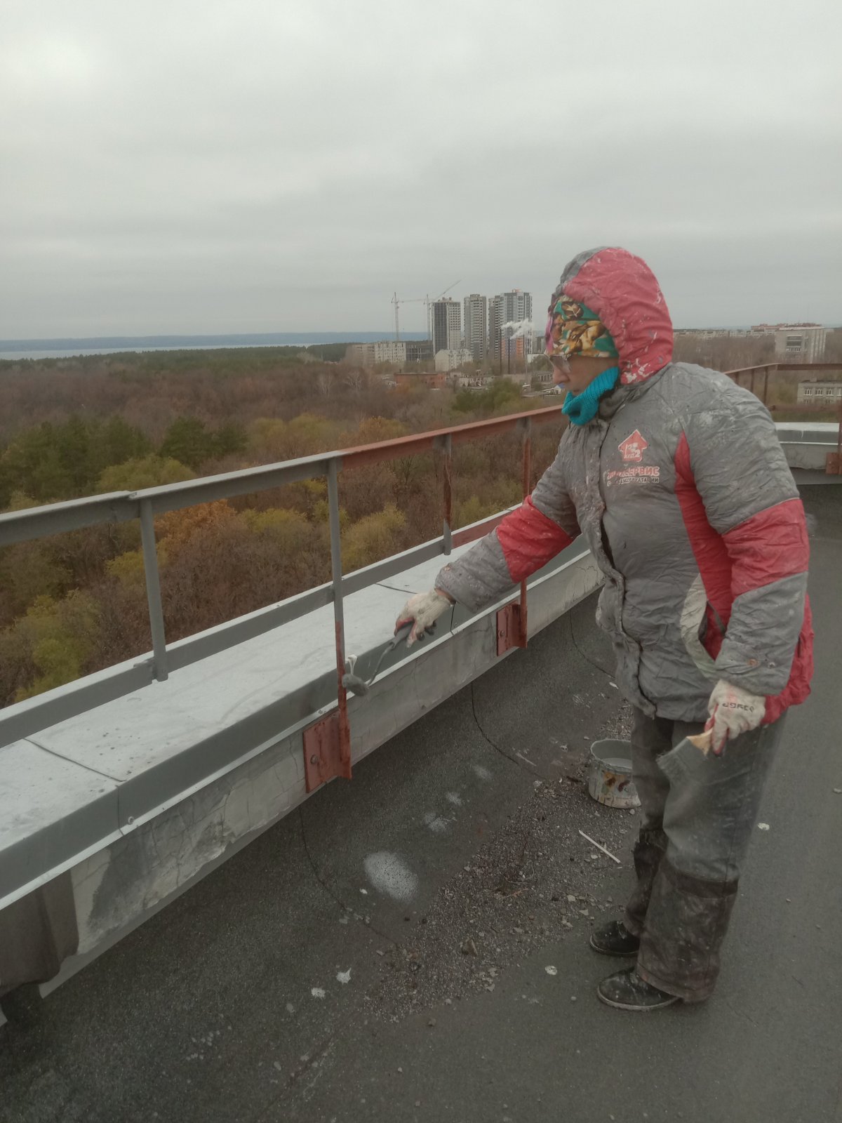 Покраска ограждения кровли