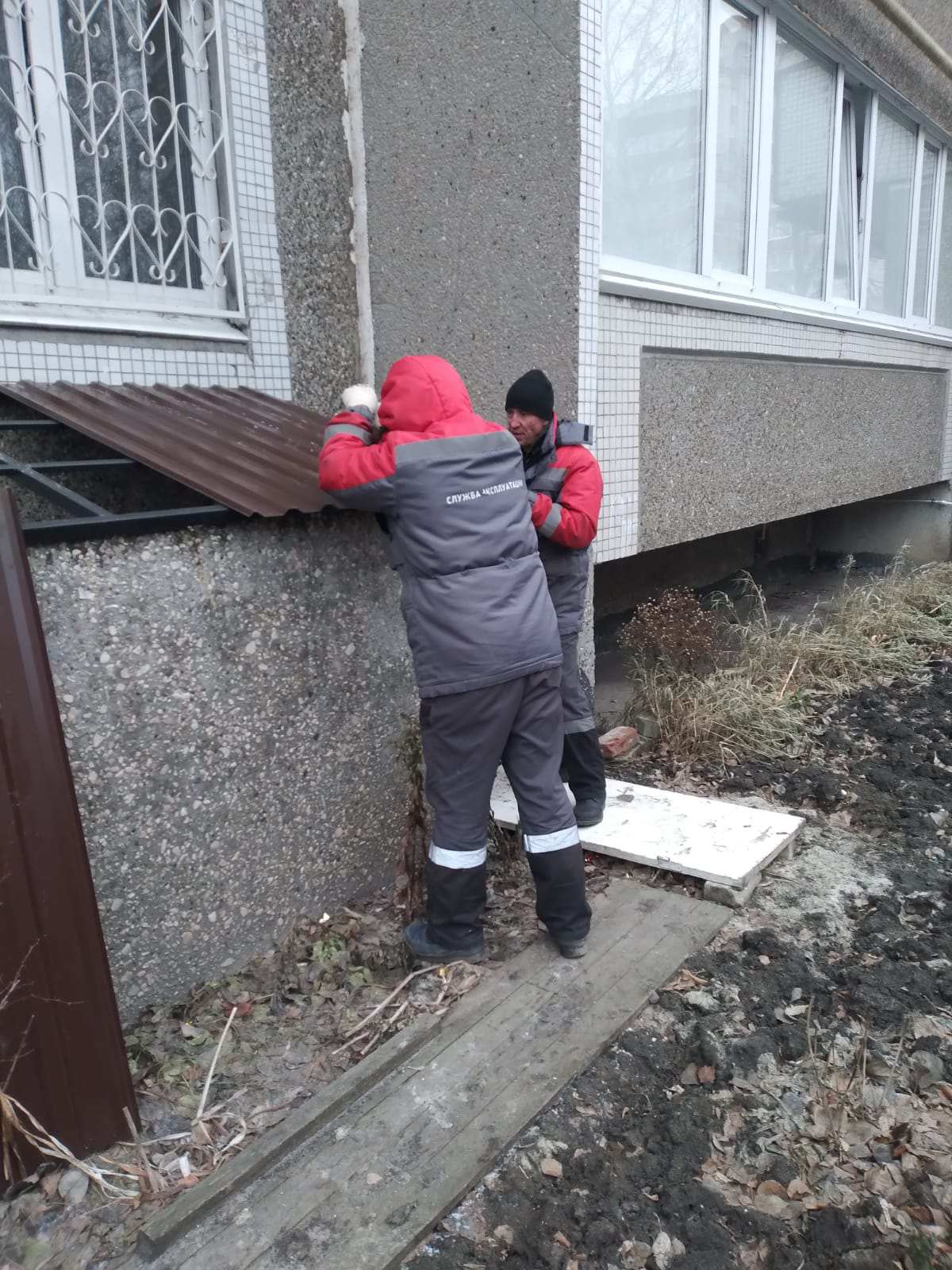 Монтаж навесов над входами в технический подвал