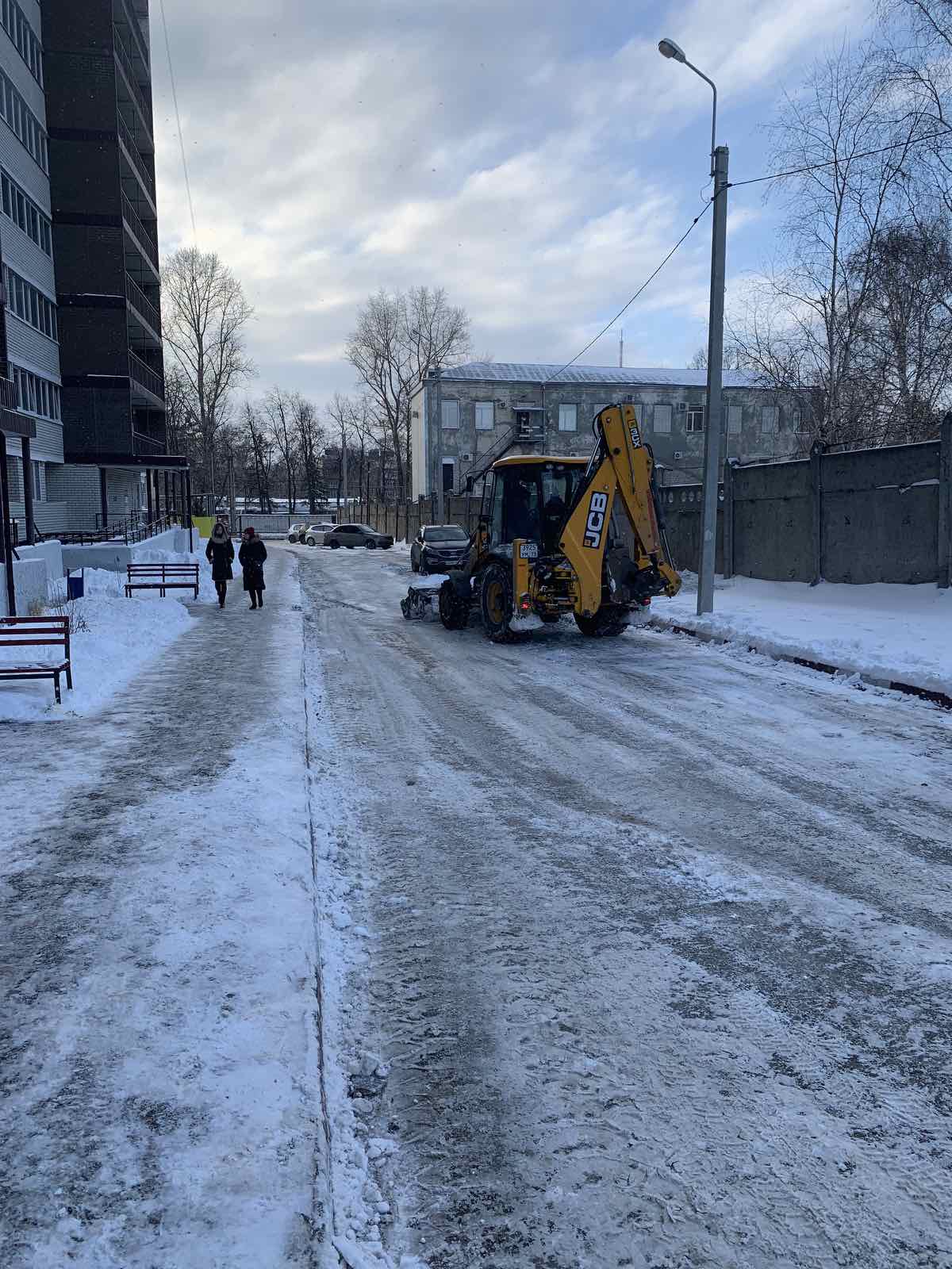 Уборка снега спецтранспортом во дворах