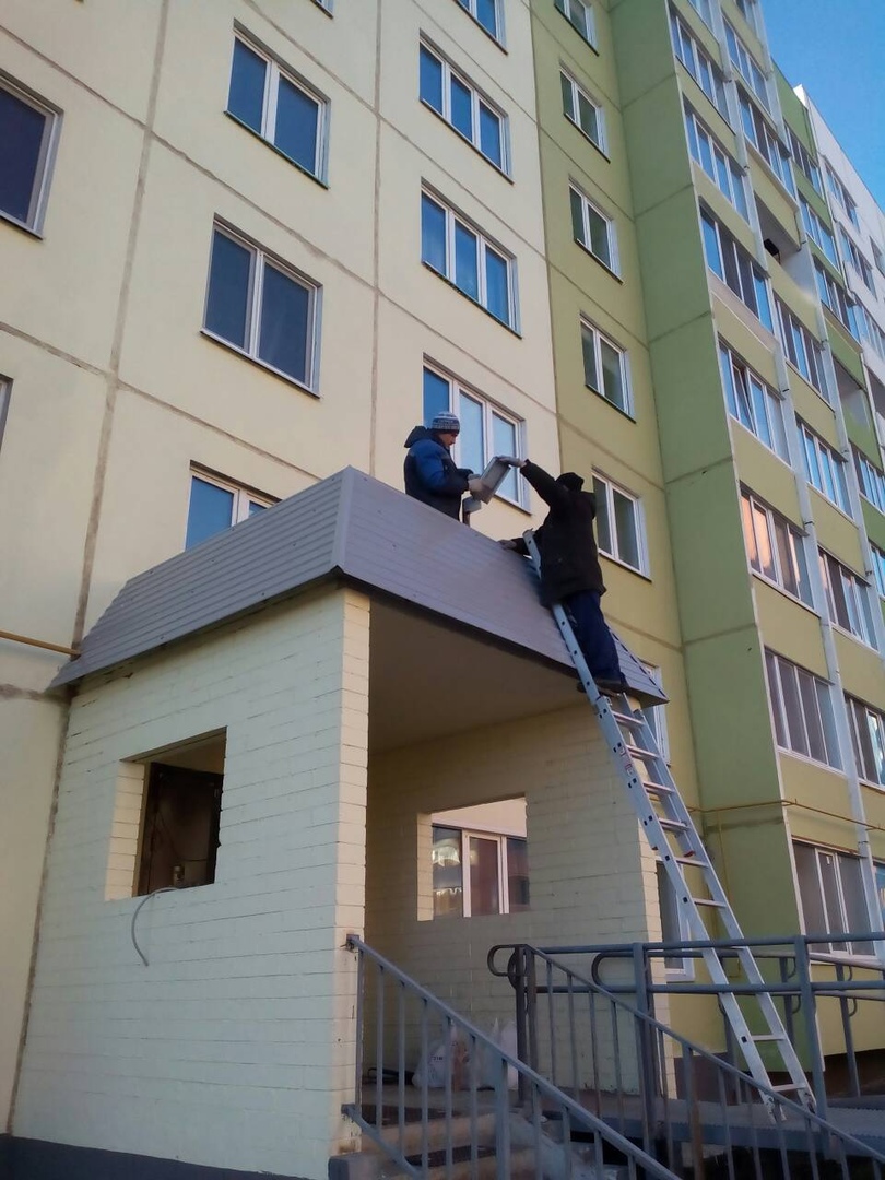 Монтаж уличного освещения над входом в подъезд